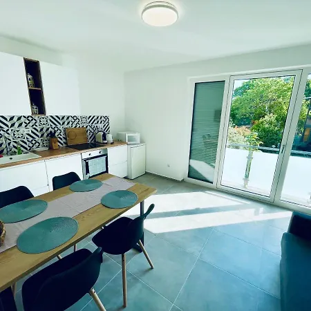 Lena Apartment Balatonalmadi